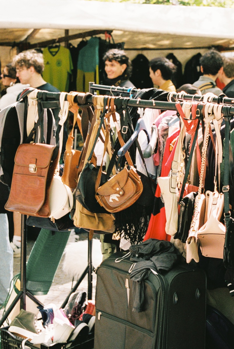 Stand mit gebrauchten Lederhandtaschen und Rucksäcken auf dem Arkonaplatz-Flohmarkt.