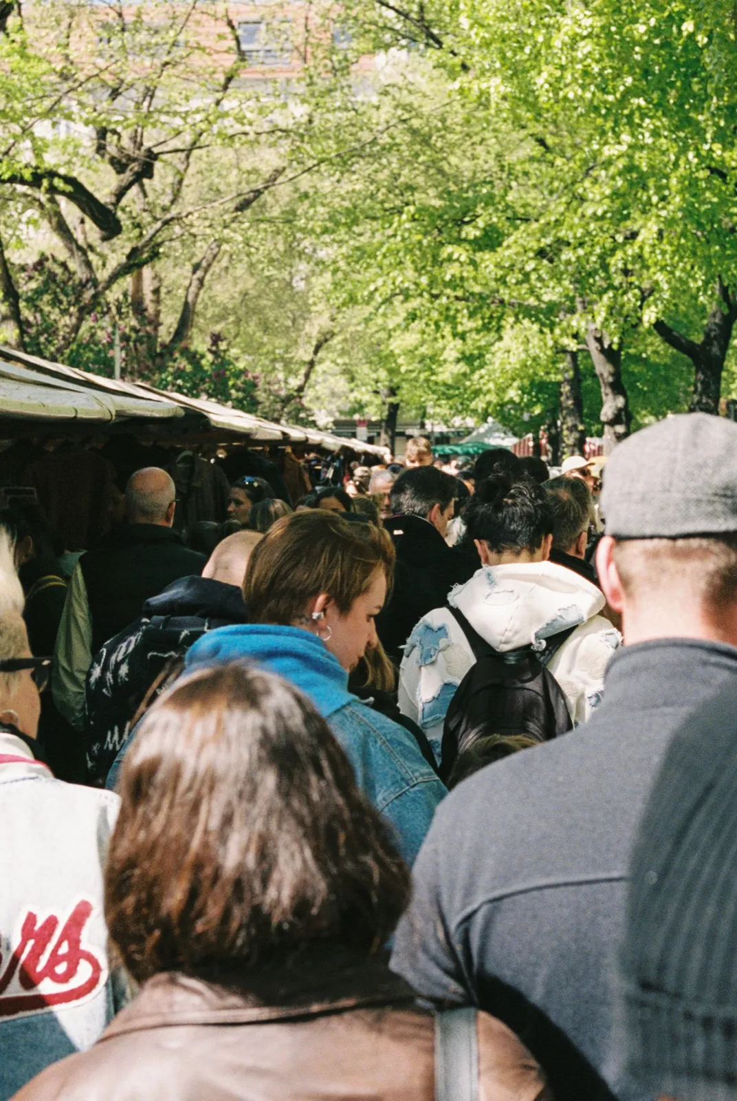 Der Kreuzköllner Fahrradflohmarkt — Flohmarkt-Stimmung in Berlin.