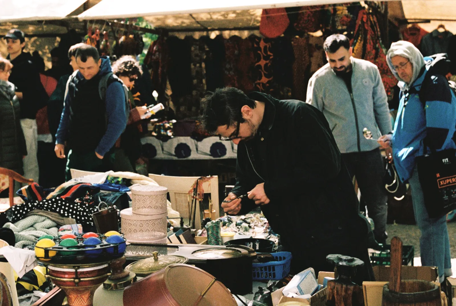 Atmosphäre auf einem Flohmarkt in Berlin.