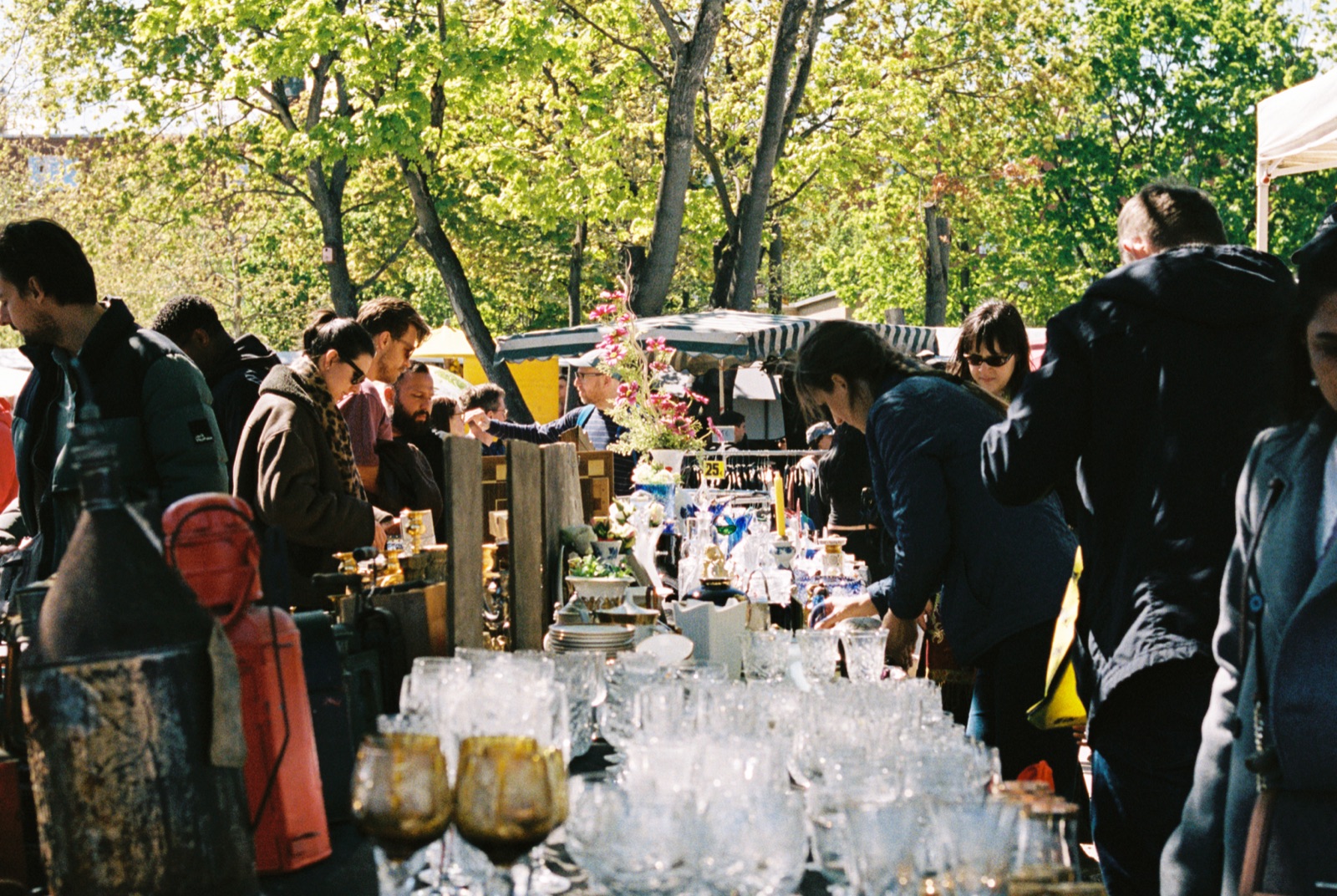 Marktblick mit Mauerpark-Flohmarkt-Atmosphäre im Sonntagslicht.