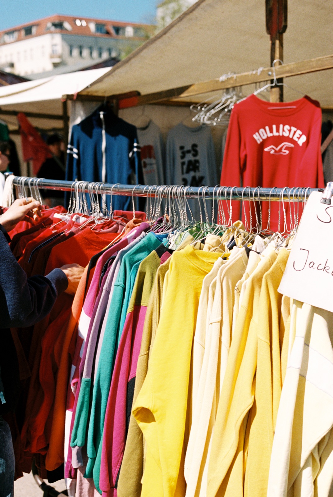 Mauerpark Flohmarkt — Vintage-Stand mit Besuchern.
