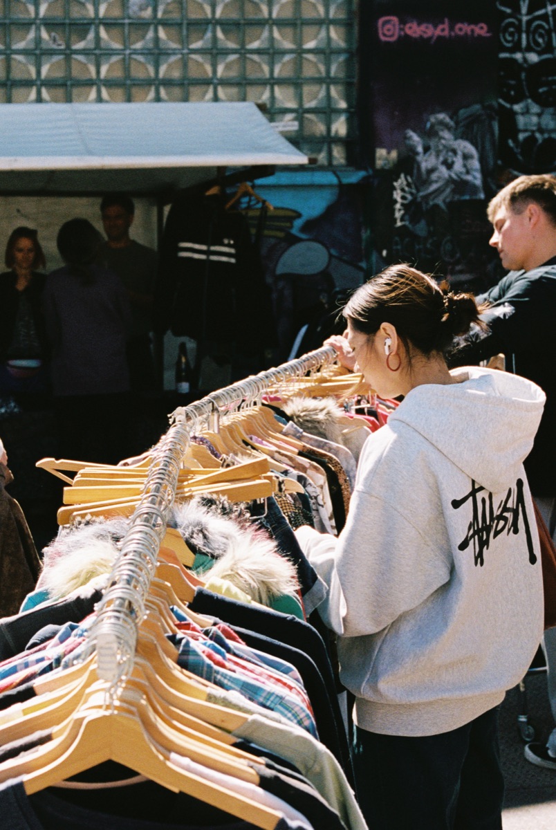 Vintage-Shopping mit Hoodie auf dem RAW Flohmarkt.