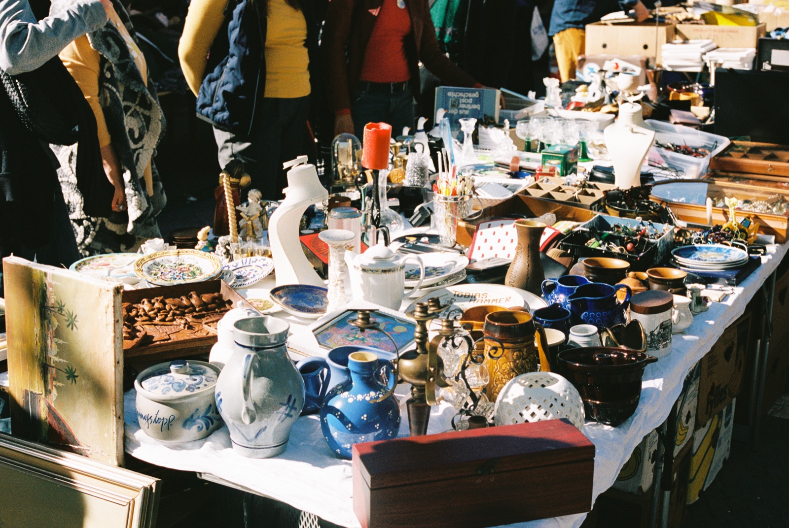 Familien-Flohmarkt-Stimmung am Schöneberger Rathaus.