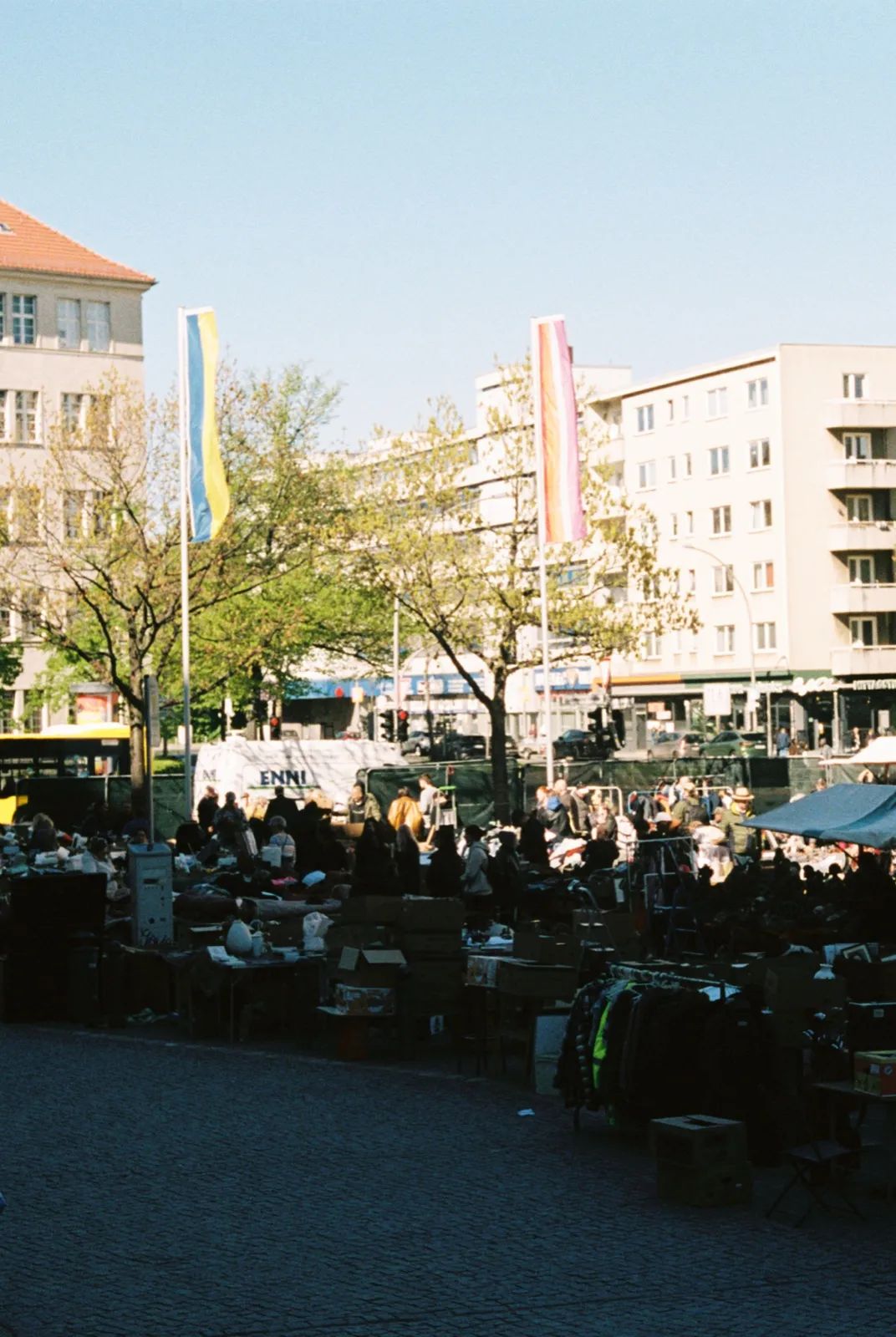 Atmosphäre auf einem Flohmarkt in Muldestausee.