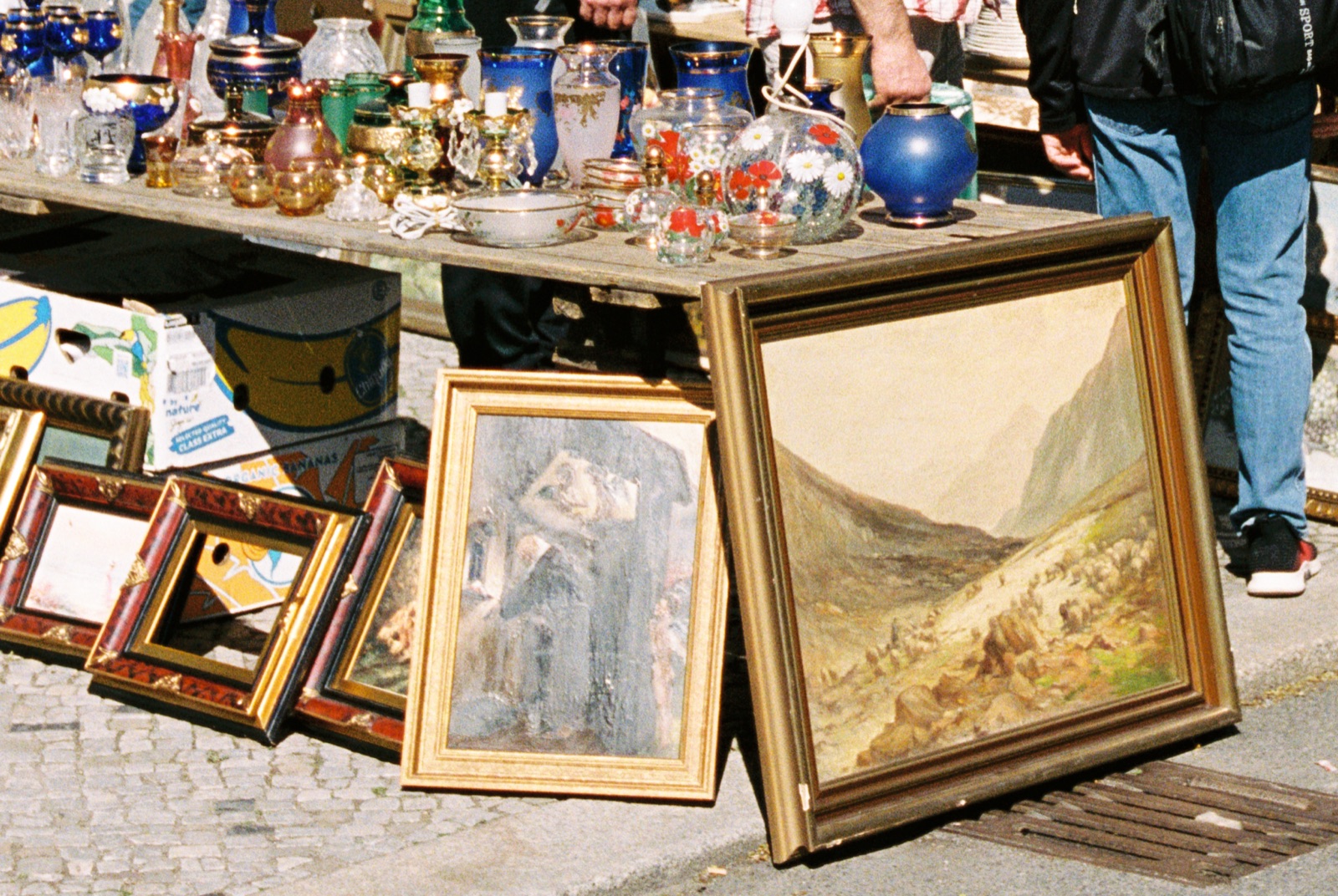 Sammlerstücke unter Bäumen am Trödelmarkt.